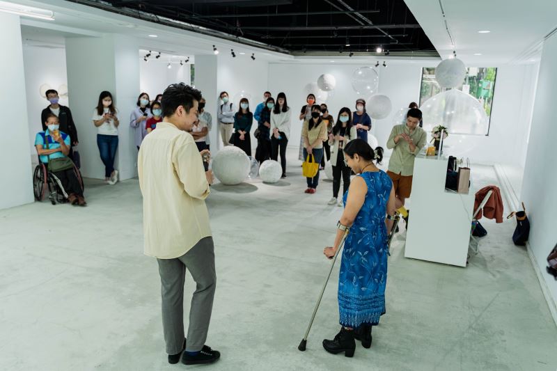 薛祖杰（前排左）於2021年「與你」展覽開幕時與身障者邱美慧（前排右）進行表演。