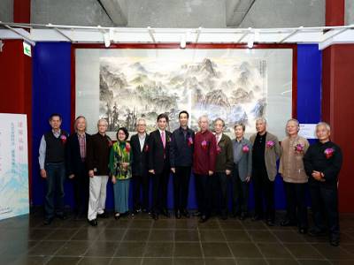 Group photo of the distinguished guests attending the unveiling ceremony of the great painting, “Taiwan Charm”. jpg(open in a window)