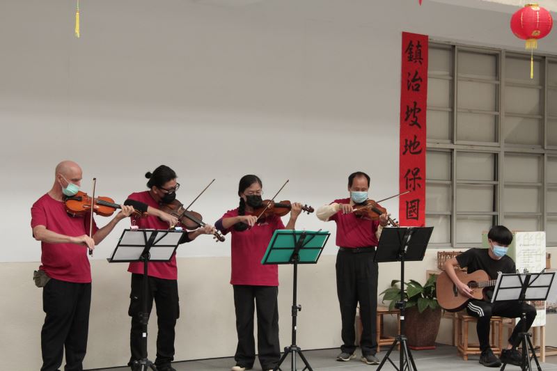 「嘉義縣大埔鄉和平社區發展協會」，將在地生活文化融入手作價值，賦予漂流木新生命製作小提琴，於今日現場進行小提琴演奏開場表演。