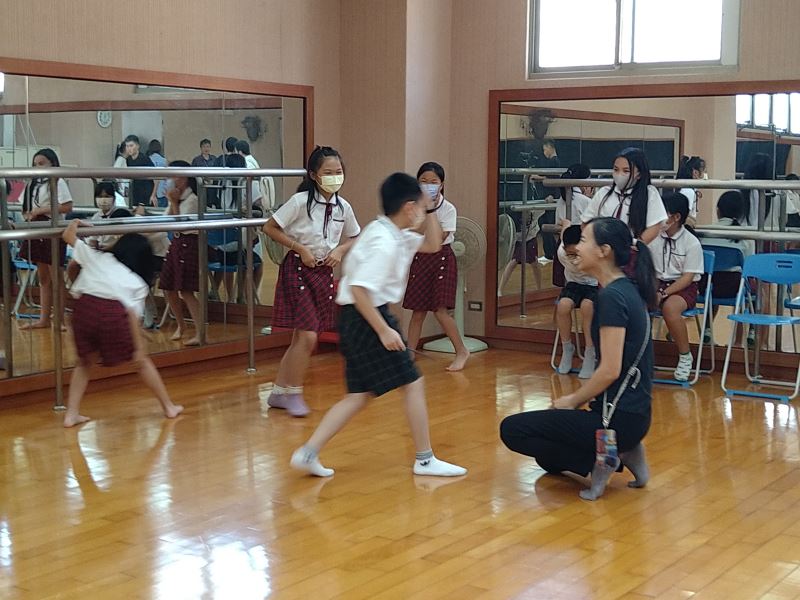 今年北區文化體驗教育計畫玉米雞劇團進入學校進行肢體教學帶給學生不同的感受