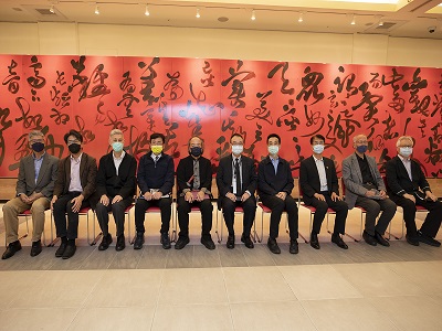 Group photo of the distinguished guests of “The Perception of Mountains-Cheng Tai-le Calligraphy and Painting Exhibition” (From right to left: Former Dean of Taipei National University of the Arts, Lin Chang-hu, Chair Professor of National Taiwan Normal University, Liao Shiou Ping, President of Feng Chia University, Lee Bing-Jean, Director-general of National Dr. Sun Yat-sen Memorial Hall, Wang Lan-sheng, Political Deputy Minister of Culture, Hsiao Tsung-huang, artist Cheng Tai-le, Legislator Huang Guo-shu, and Dean of College of Humanities and Social Sciences, He Ji-peng). jpg(open in a window)