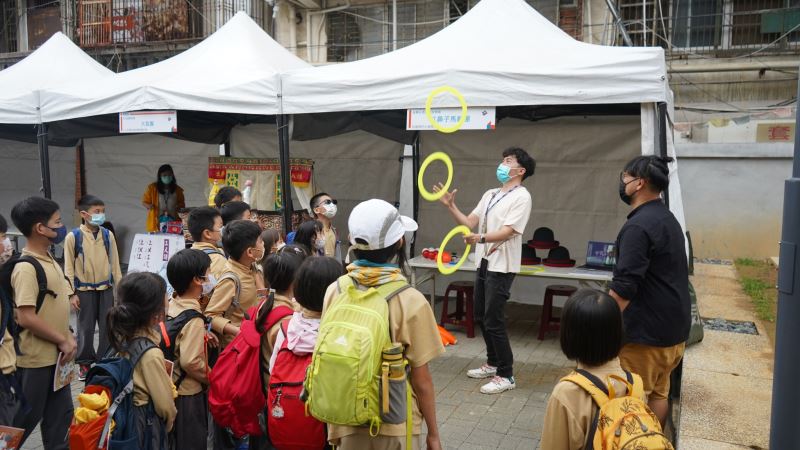 竹北道禾實驗小學的學生們，著迷於紅鼻子馬戲團的表演