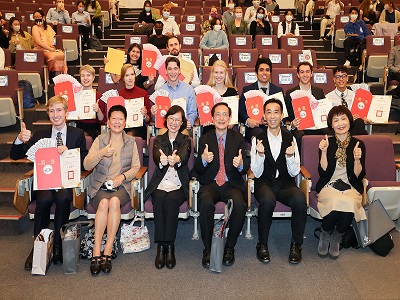 Director-general of National Dr. Sun Yat-sen Memorial Hall, Wang Lan-sheng (right 2), took a group photo with the judges and this year’s ten winners.(open in a window)