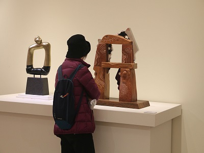 Visitors to “From Organic to Monumental—The Sculpture Exhibition of Chin-chih Kuo” (open a new window)