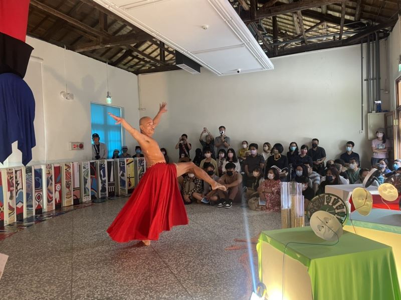 藝術家古牧特‧法拉以吟唱及舞蹈呈現駐館成果