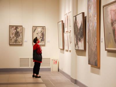The Visitors to the Exhibition. jpg(open in a window)