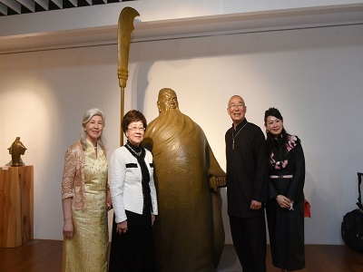 Group photo with Guan Yu Bronze Sculpture, from left, the artist Ms. Tsao Chin-Hsia, Former President Ms. Lu Hsiu-lien, and the artist Prof. Wang Hsiu-Chi(open in a window)