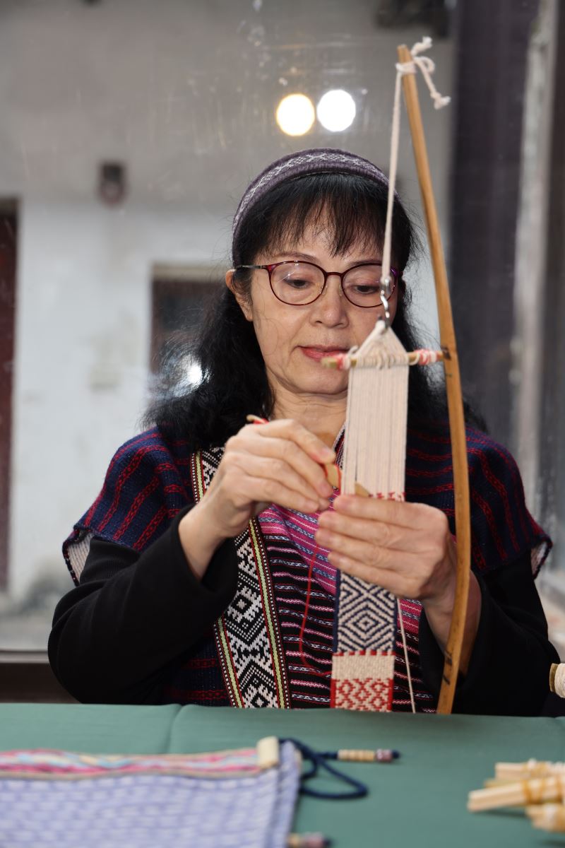 出身南澳部落的泰雅族工藝家彭玉鳳嫁入烏來部落後，有感於烏來弓織技術的沒落，特地自南澳部落請來當時年事已高的韋清田先生，教導烏來的泰雅族人弓織的技術。