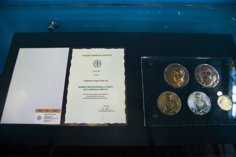 2011年為國際純粹與應用化學聯合會（IUPAC）成立100週年，亦是科學家居禮夫人獲諾貝爾化學獎100年，李遠哲受邀前往波蘭參加紀念活動，並被授予居禮獎證書及獎章。
