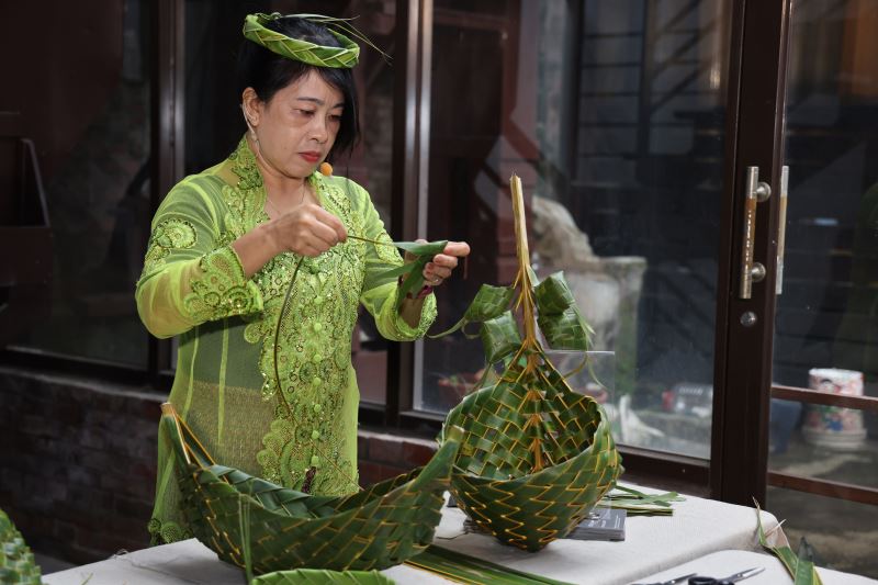 在印尼，整個椰子樹都能運用，例如根可以製成染料、樹幹可做橋和牆、葉子用來手工編織及做傳統儀式等，工藝家馬月娥期盼透過椰編教學讓民眾了解印尼傳統編織文化。