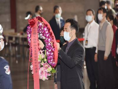 Director-general Wang Lan-sheng paid a floral tribute to Dr. Sun Yat-sen. jpg(open in a window)