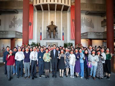 Director-general of National Dr. Sun Yat-sen Memorial Hall, Wang Lan-sheng, took a group photo with all staff after the tribute. jpg(open in a window)