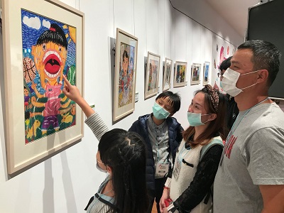 Visitors to the exhibition “Children’s Art World”(open in a window)
