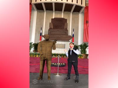 Director-general Wang Lan-sheng had hands-on experience of “Roam with National Dr. Sun Yat-sen Memorial Hall App.” jpg(open in a window)