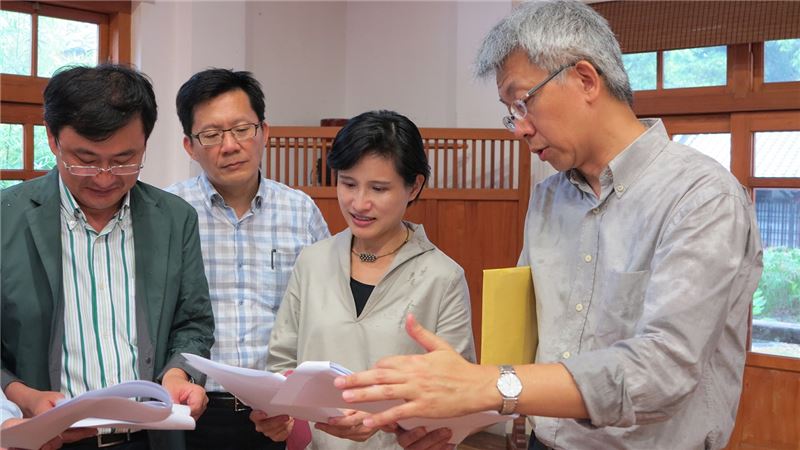 建築師郭俊沛向文化部長鄭麗君、立委張廖萬堅、黃國書說明刑務所的整修