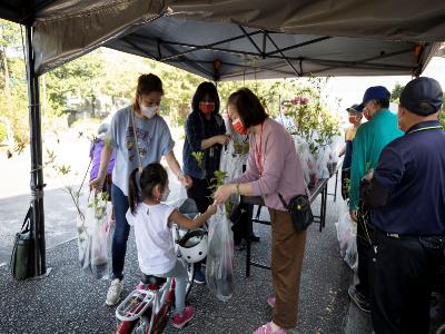 Children participated in the sapling-giving activity. jpg(open in a window)