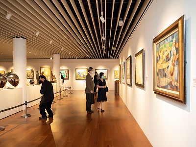 Visitors to “The 85th Tai Yang Art Special Exhibition.” jpg(open in a window)