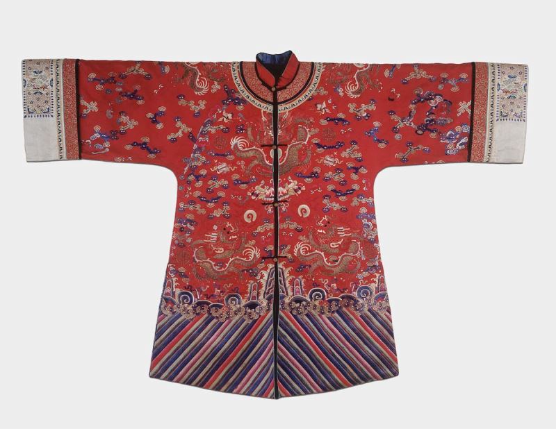 圖5_《朱紅緞彩繡盤金龍袍》是清代命婦的禮服，蝴蝶紋飾在傳統有著吉祥如意的象徵