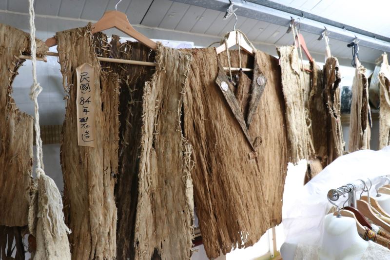 樹皮衣曾廣泛出現在臺灣各原住民部落中，不過隨著現代紡織技術的進步，目前僅阿美族保留此特殊工藝。