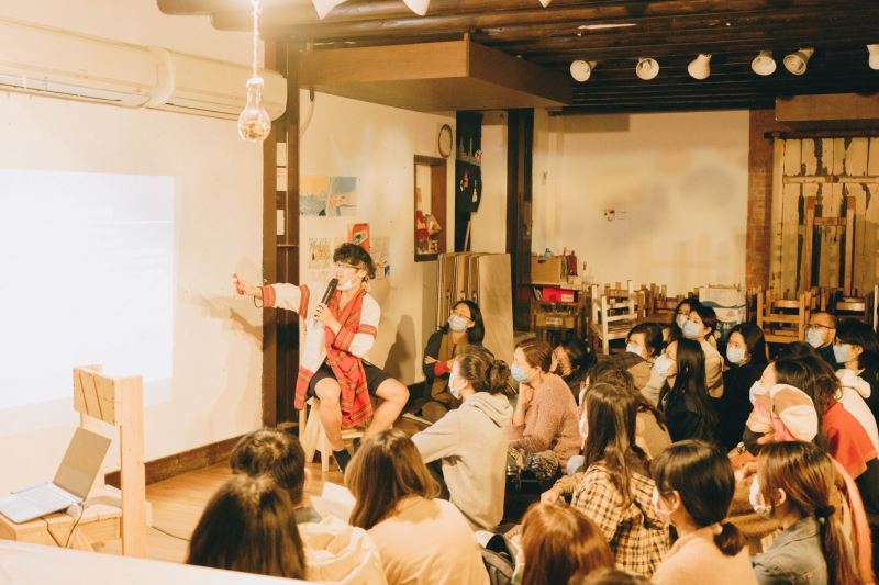 近年來，洛巫彼恩彌尤積極擔任許多文化推廣課程的講師，介紹巫醫文化及祭儀過程；圖為洛巫彼恩彌尤參與教育部青年迴響計畫講座照片。