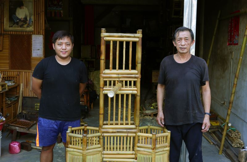 王升南（左）追隨父親的腳步，不畏艱難傳承這項百年技藝，期望讓竹品製作這古老行業走出自己的路。