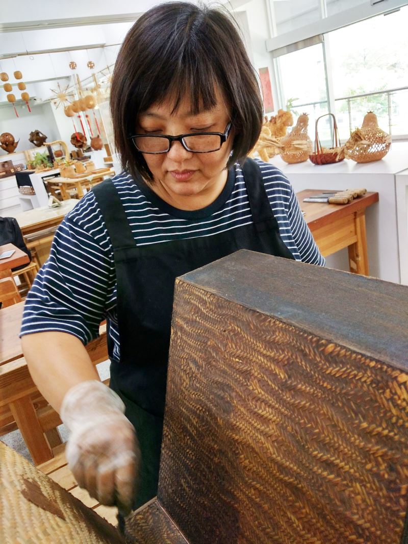 簡嘉儀師承國家重要傳統工藝『竹工藝-籃胎漆器』保存者李榮烈。