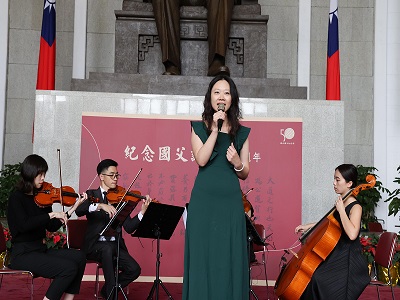 劉格帆小姐演唱兩首自創客家歌曲〈禢毛辮〉、〈楊蝶仔〉(另開新視窗)。