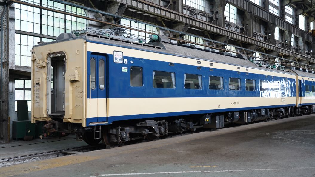 停放於組立工場的日本國鐵583系電車