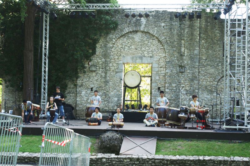 十鼓擊樂團於2011年法國「貝里格米摩斯藝術節」演出畫面。