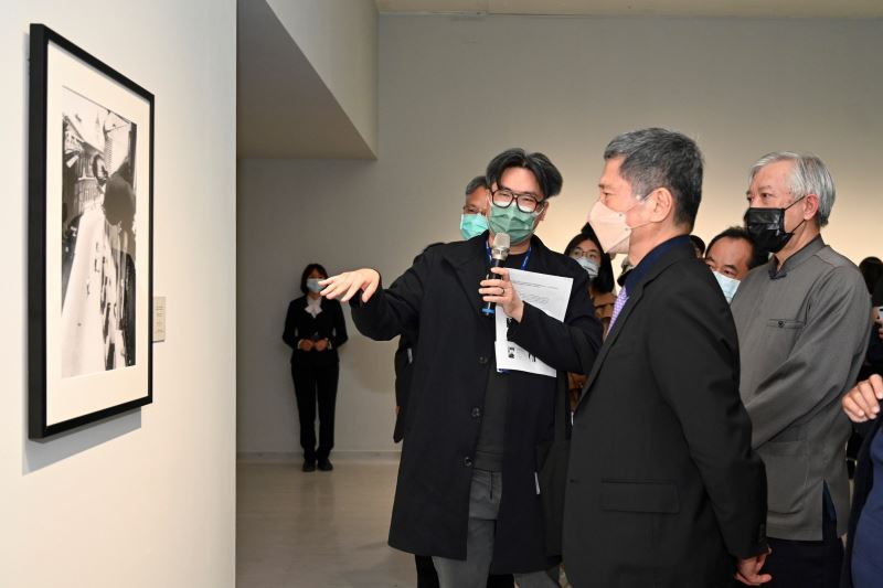 Minister Lee (middle) viewing the exhibits