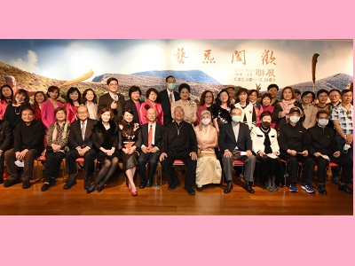 Group photo of “Wang Hsiu-Chi’s Sculpture and Tsao Chin-Hsia’s Flower Art Joint Exhibition.”jpg(open in a window)