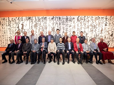 The distinguished guests took a photo in front of the works on the main wall of the exhibition, “Zheng Ban-qiao’s Five Poems of Dao Qing,” at the opening ceremony of “Heritage and Innovation—Shih Chun-mao 80 Calligraphy Exhibition.” jpg(open in a window)
