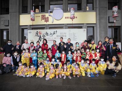 The children dressed in the New Year costumes from Dodo Montesorri Preschool brought the joyful New Year atmosphere by singing and dancing and took a group photo with the distinguished guests after the ceremony. jpg(open in a window)