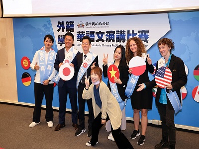 The participants can freely take photos with the handheld national flags on the scene.(open in a window)