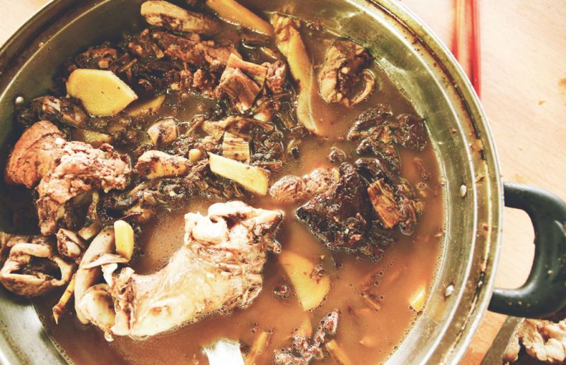 豬肉、內臟與豬血混合而煮的血肉模糊湯，是部落豐年祭慶典或巴格浪的美食。（津和堂城鄉創意顧問有限公司提供）