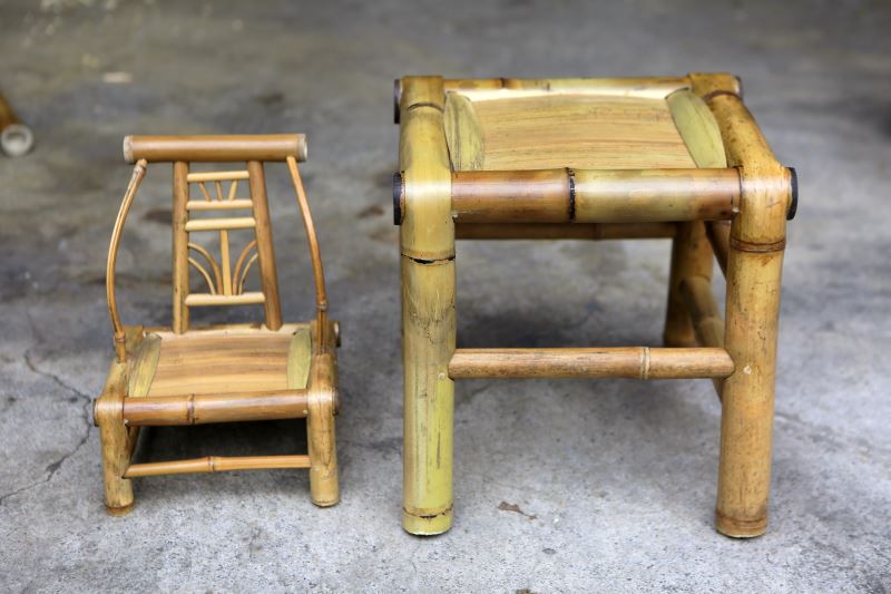 王升南追隨父親的腳步，不畏艱難傳承這項百年技藝，期望讓竹品製作這古老行業走出自己的路。圖為其與父親共同製作的竹製家具。
