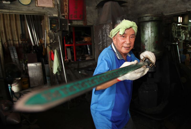 郭常喜自小隨父打鐵，歷經艱辛的打鐵歲月後，目前已為專業鑄劍師，並獲得多項肯定，如2008年獲國立臺灣工藝研究發展中心頒授的「臺灣工藝之家」。