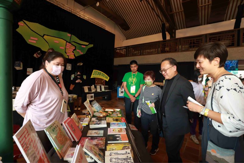 文化部長史哲(右2)參觀草草戲劇節「嘉義書式生活」獨立書店展區