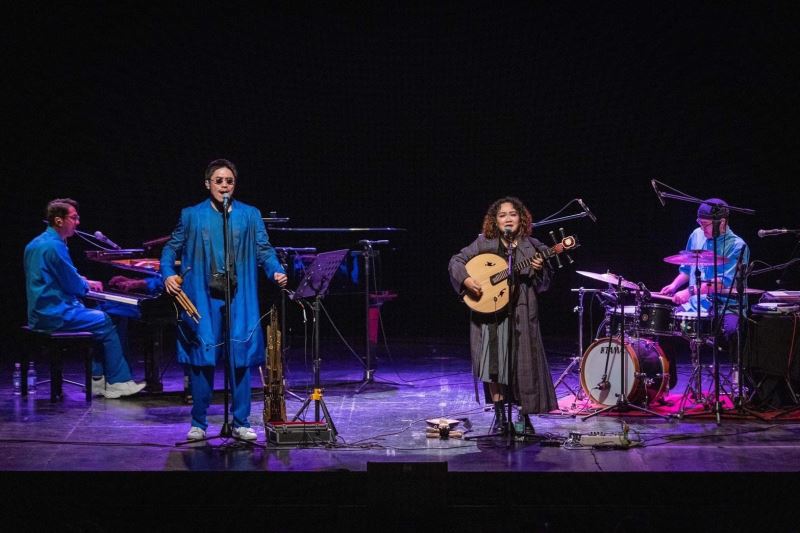 同根生樂團在智利 PINTANA劇院演出實況（攝影：La Pintana攝影團隊）