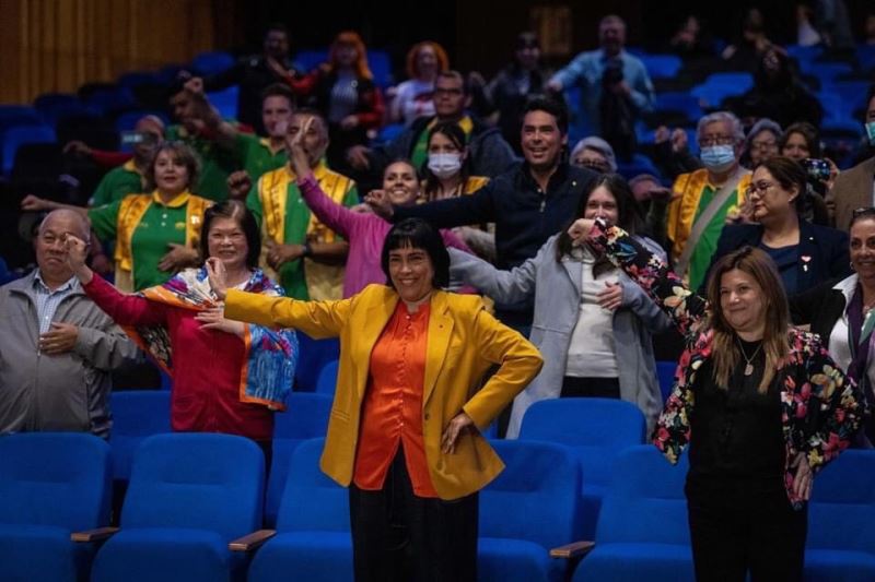 同根生樂團在智利 PINTANA劇院演出，La Pintana市政府文化主任 Veronica Tapia（右下）與現場觀眾齊跳「紅紅舞」。（攝影：鍾斯帆）