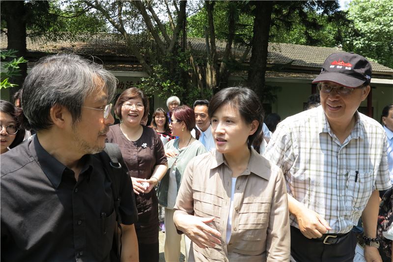 文化部長鄭麗君(中)與文化資產局局長施國隆(右)訪視雲林文化資產