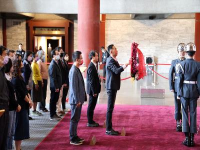 Director-general Wang Lan-sheng of National Dr. Sun Yat-sen Memorial Hall led the researchers and all staff to pay a floral tribute to Dr. Sun Yat-sen’s statueJPG (open a new window)。