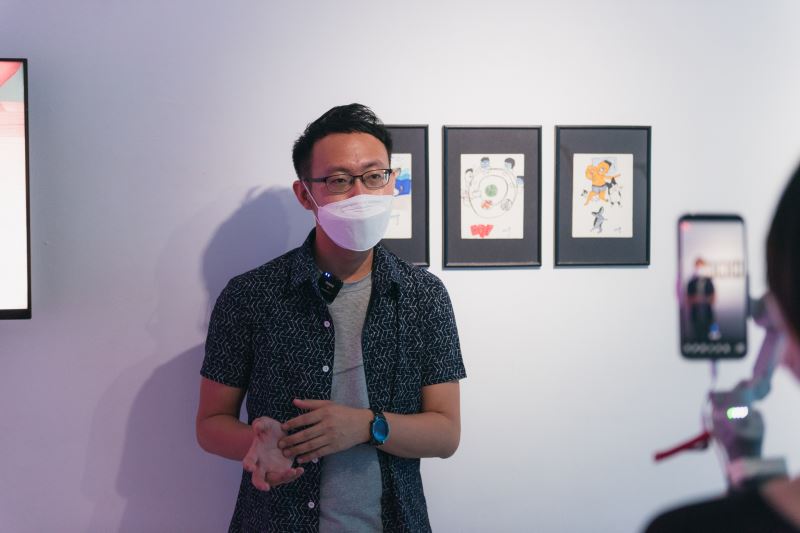 陳昱榮邀請HIV感染者進行共同創作。圖為陳昱榮於2021年「共存著」展覽開幕時進行線上作品導覽。