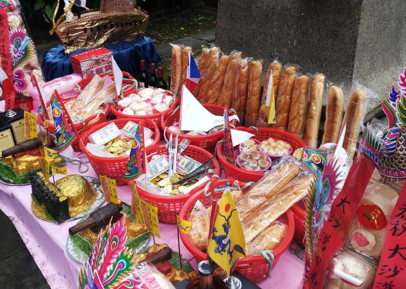 2020年一場由基隆市政府和法國在台協會所主辦的普度大典，祭祀食品便使用紅酒與法國麵包。（攝影：尹德根）