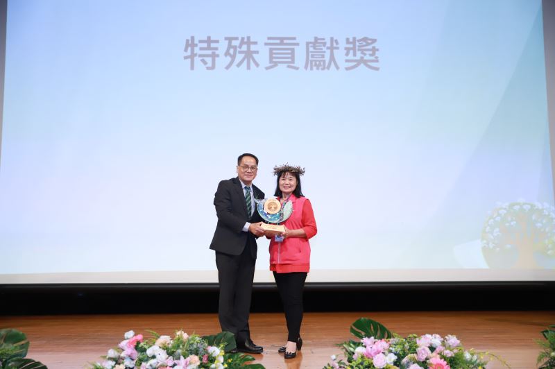 文化部政務次長彭俊亨(左)頒發特殊貢獻獎予得主楊麗琴