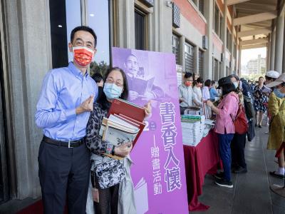 Director-general Wang Lan-sheng took a photo with the book receivers. jpg(open in a window)