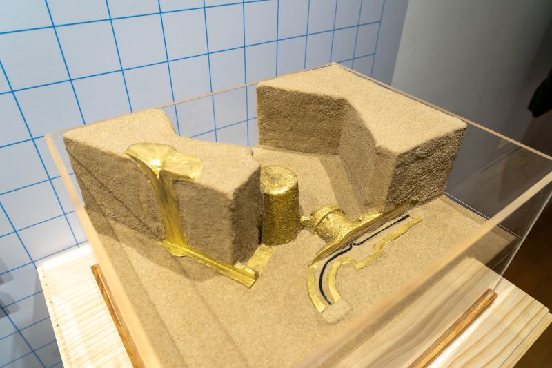 國家鐵道博物館籌備處特別復刻臺北機廠員工澡堂內的水龍頭，搭配砂箱3D列印剖面模型，以完整介紹鑄造工序。