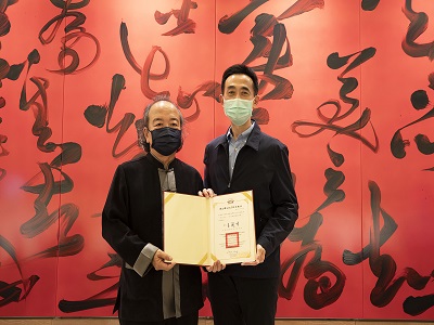 Director-general of National Dr. Sun Yat-sen Memorial Hall, Wang Lan-sheng (right), gave the certificate of appreciation to Prof. Cheng Tai-le (left). jpg(open in a window)