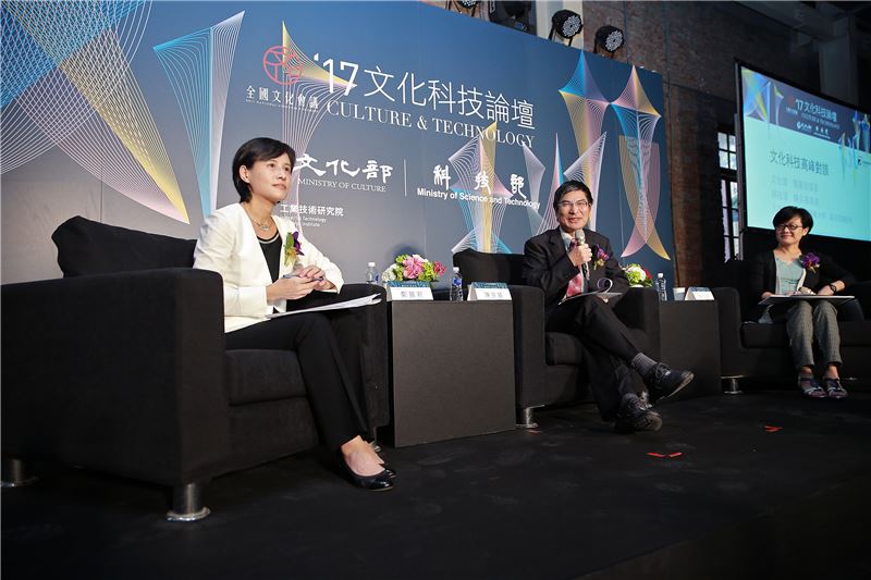 臺灣藝術大學副校長薛文珍主(右)持，引導文化部及科技部兩位部長對話。