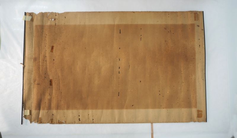 海報背面中間區域產生媒材褪色暗化狀況